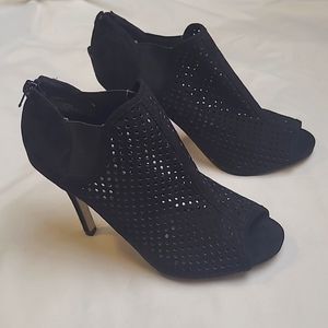 MADDEN GIRL“RANKED”BLACK BOOTIE PERFORATED PEP TOE ZIPPER BACK 6M